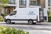 Микроавтобус ALFAGLASS у подъезда